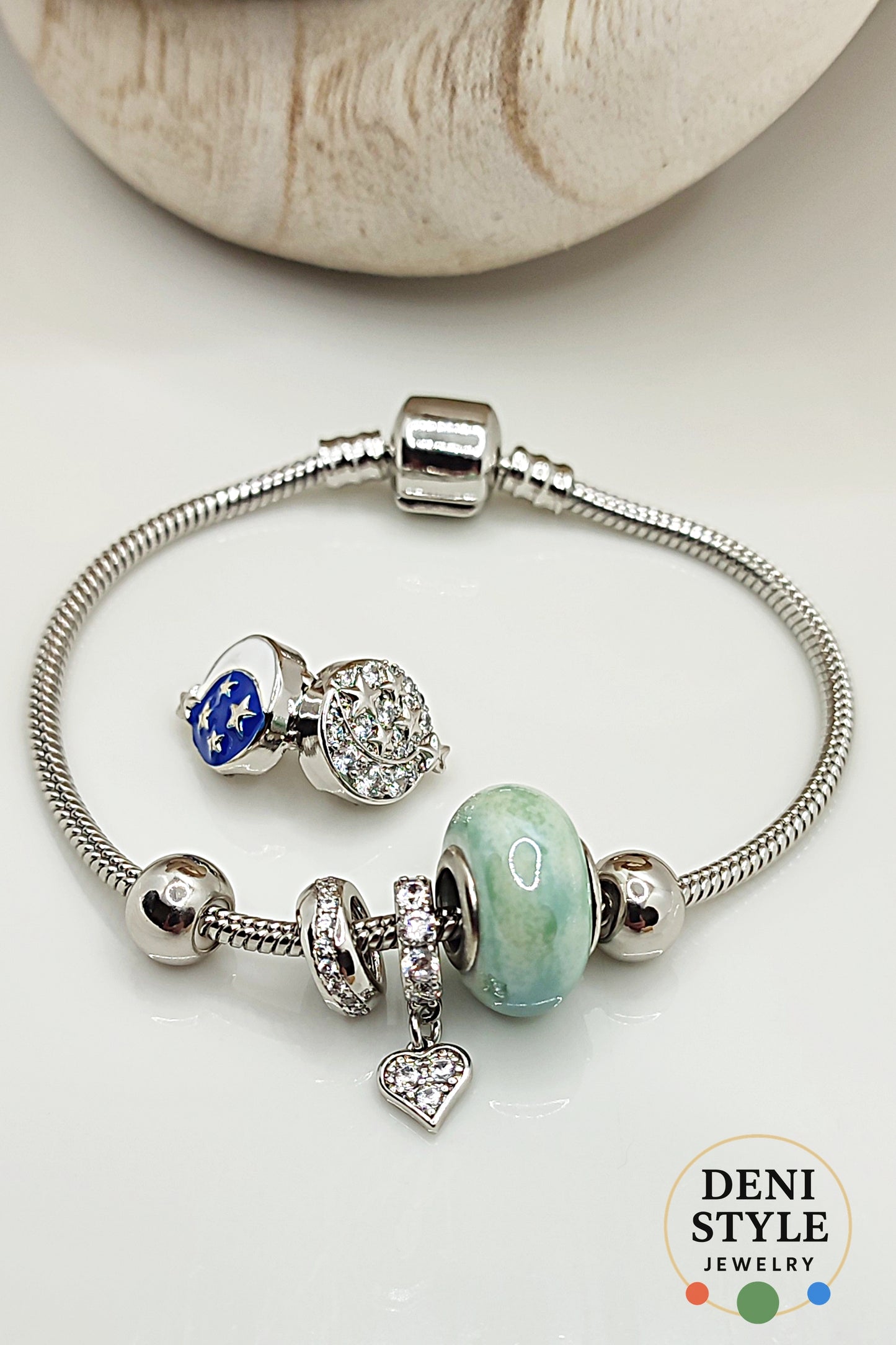 5924/ Sora white charm karkötő
