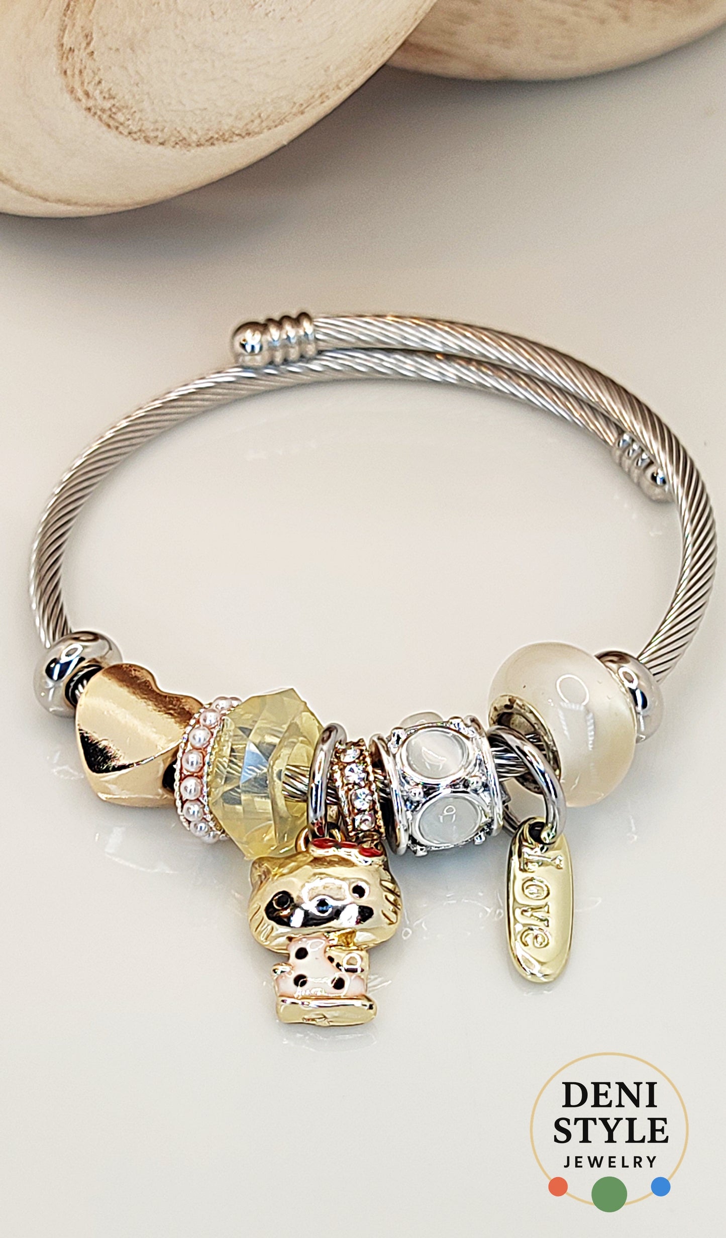 6168/ Mesefigurás charm karkötő