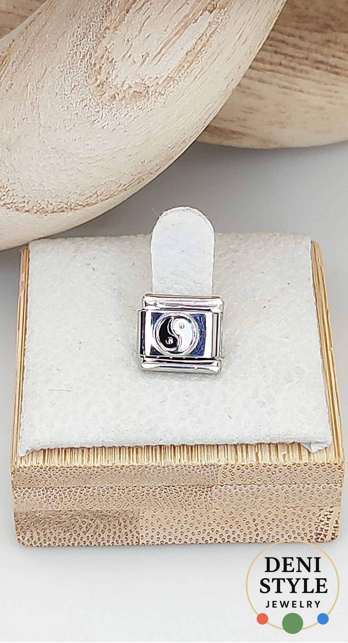 IC 30 / Yin–Yang Italian Charm