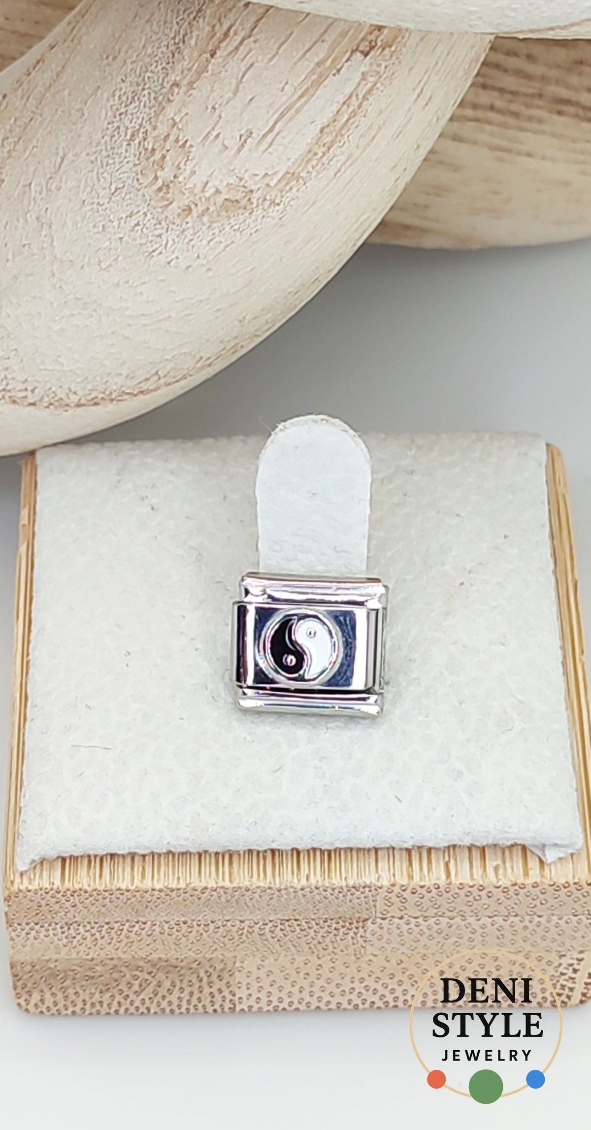 IC 30 / Yin–Yang Italian Charm